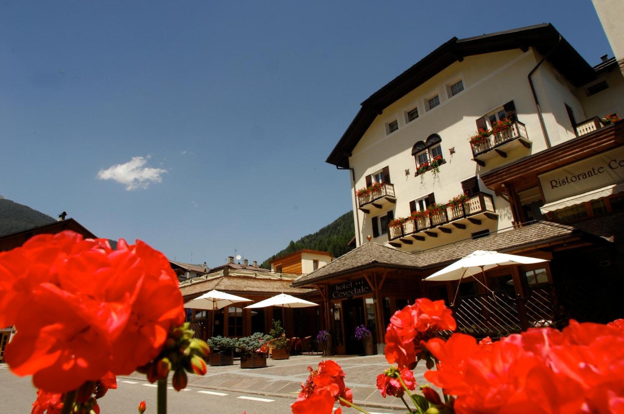 Hotel Cevedale Living Romance Hotel Cogolo Exterior foto