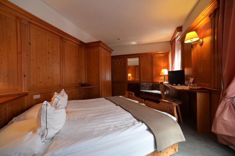 Hotel Cevedale Living Romance Hotel Cogolo Exterior foto