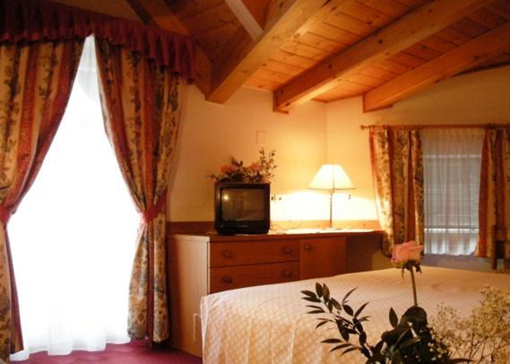 Hotel Cevedale Living Romance Hotel Cogolo Exterior foto